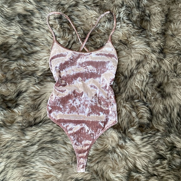 Blush Pink Velvet Bodysuit 🥀 - Picture 2 of 3